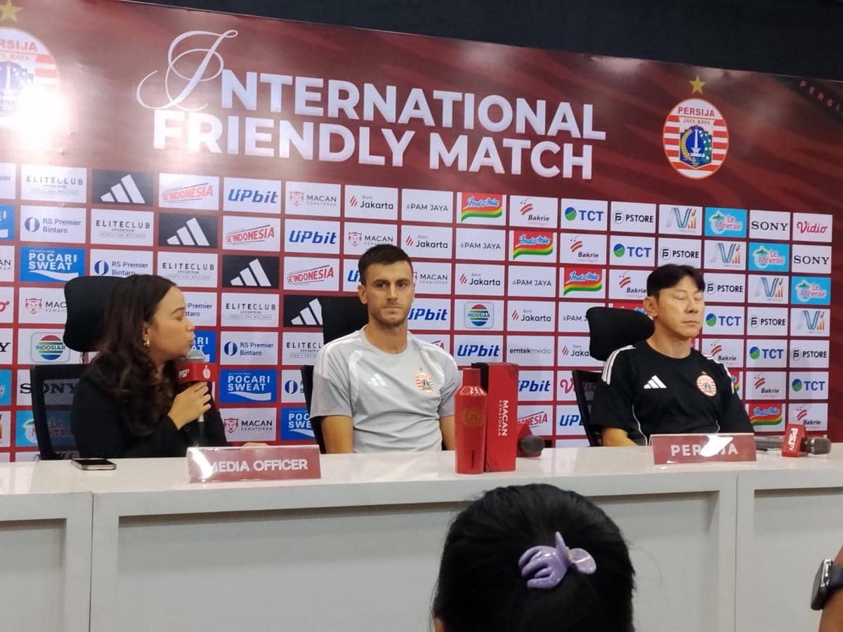 Alexander Jeremejeff dan pelatih Shin Tae Yong duduk dalam sesi jumpa pers jelang laga Persija melawan Brisbane Roar.