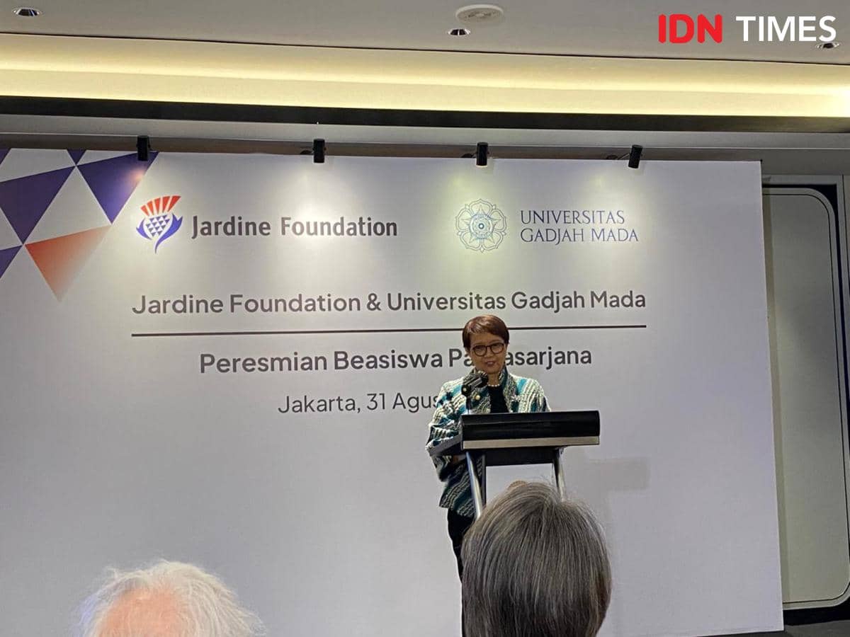 Retno Marsudi, Senior Advisor Jardine Foundation, menyampaikan sambutan dalam sebuah acara di hadapan peserta.