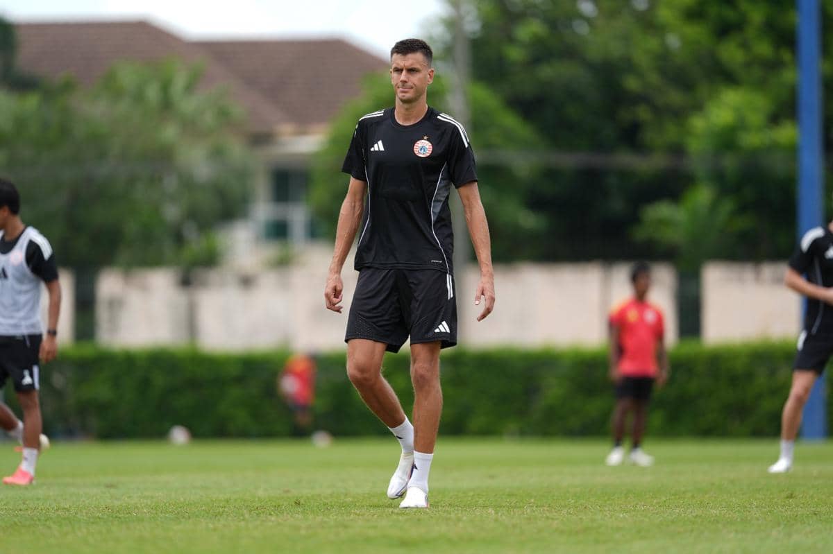 Alexander Jeremejeff, pemain anyar Persija, berpose mengenakan seragam merah klub dalam foto resmi.
