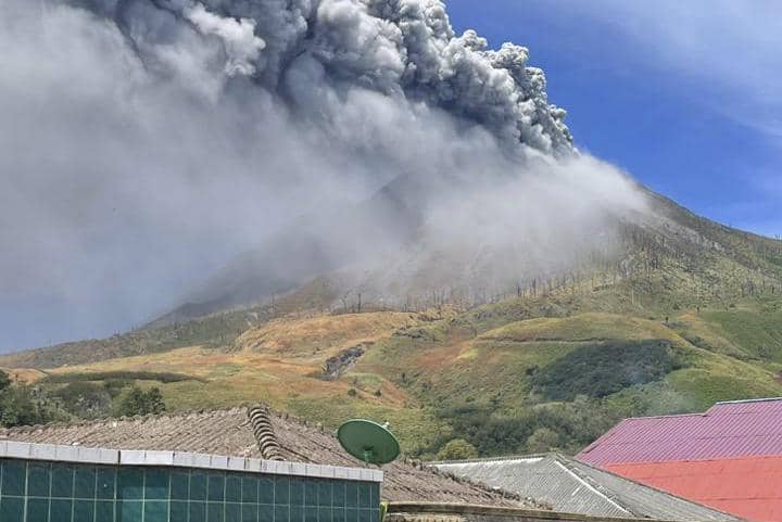 Erupsi Gunung Sinabung, Warga Bertahan di Bawah Bayang-bayang Kecemasan