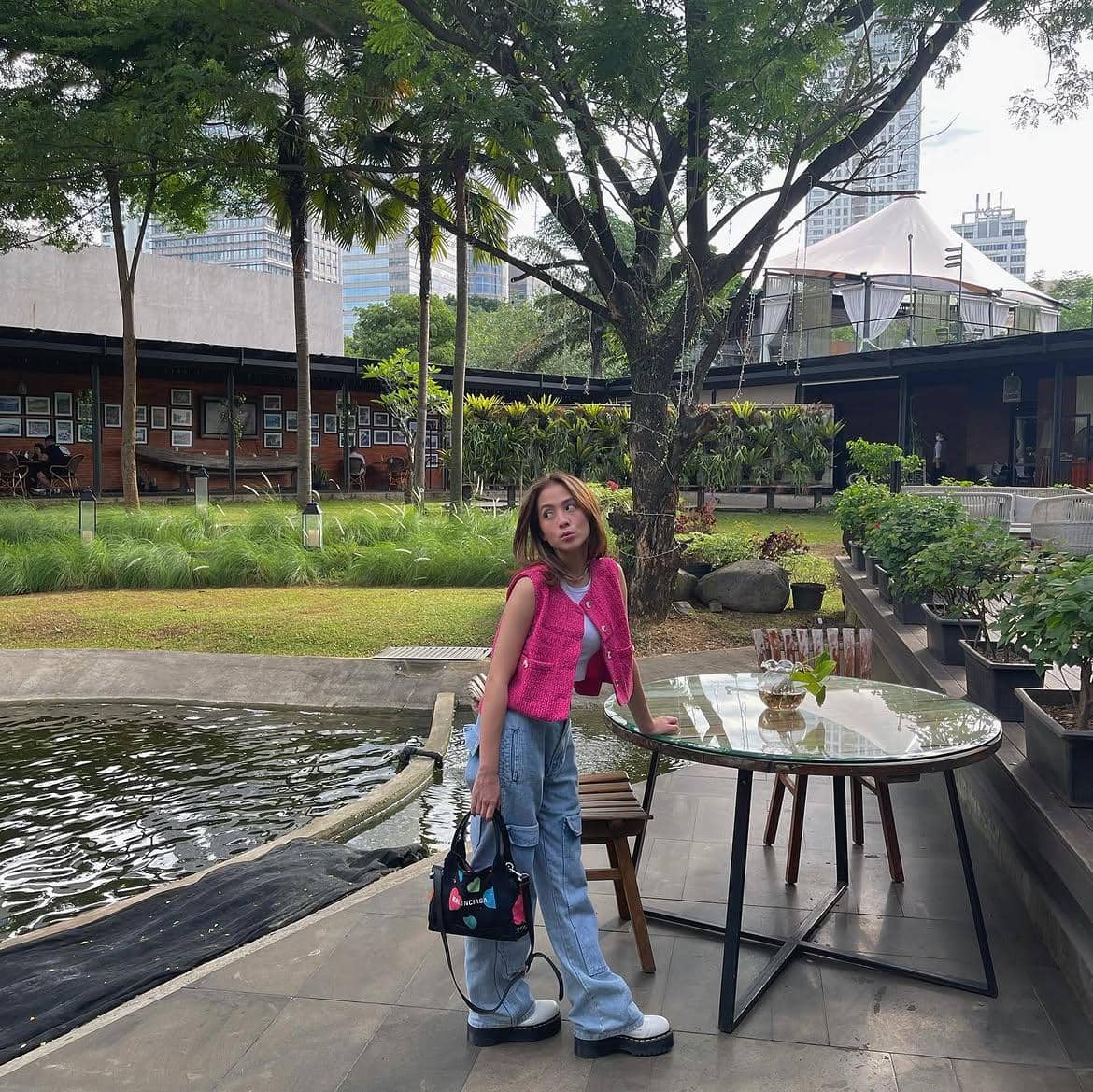 inspirasi padu padan celana jeans ala Adhisty Zara