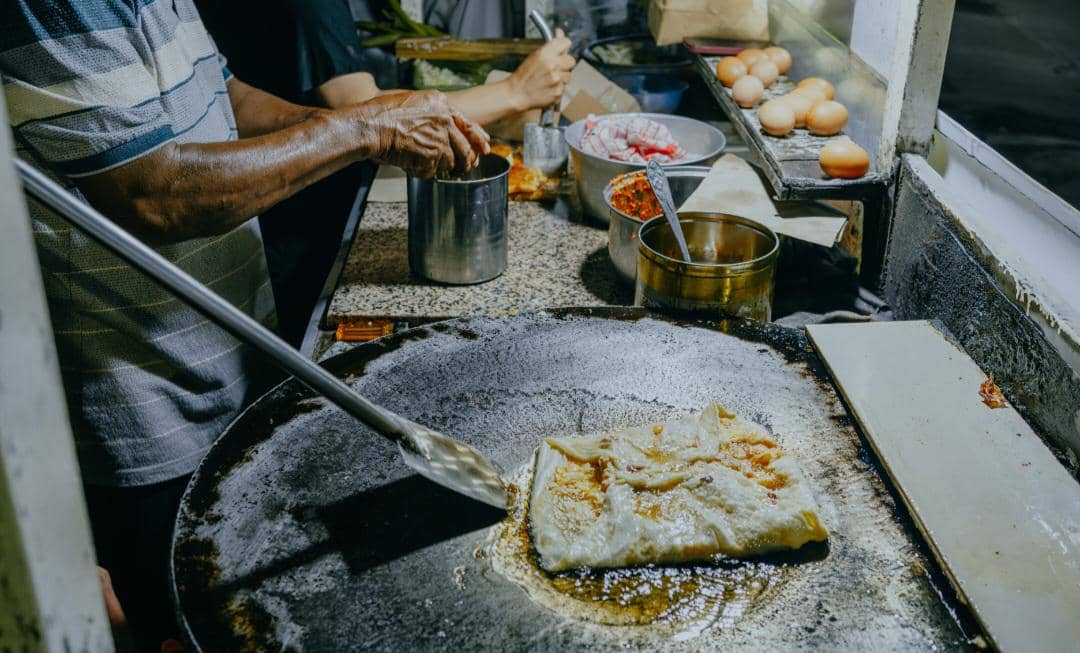 menggoreng martabak telur