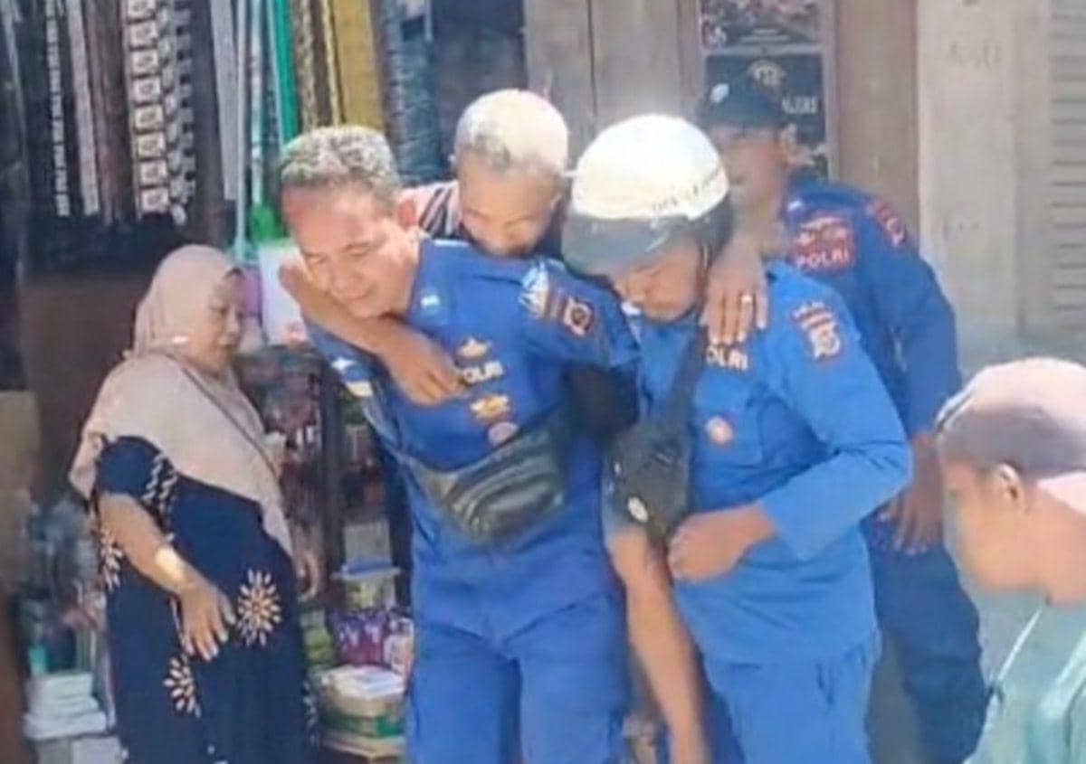 Anggota Satpolairud Polres Manggarai mengevakuasi warga korban gempa susulan di wilayah Manggarai, NTT.