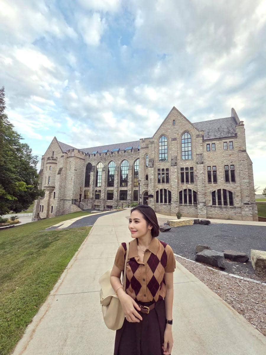 Prilly Latuconsina berada di Kampus Omara Esteghlal di Amerika Serikat, sebagaimana dibagikan melalui akun Instagramnya.