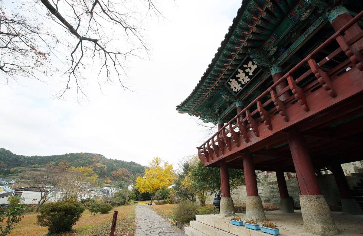 ilustrasi Chungnyeolsa Shrine