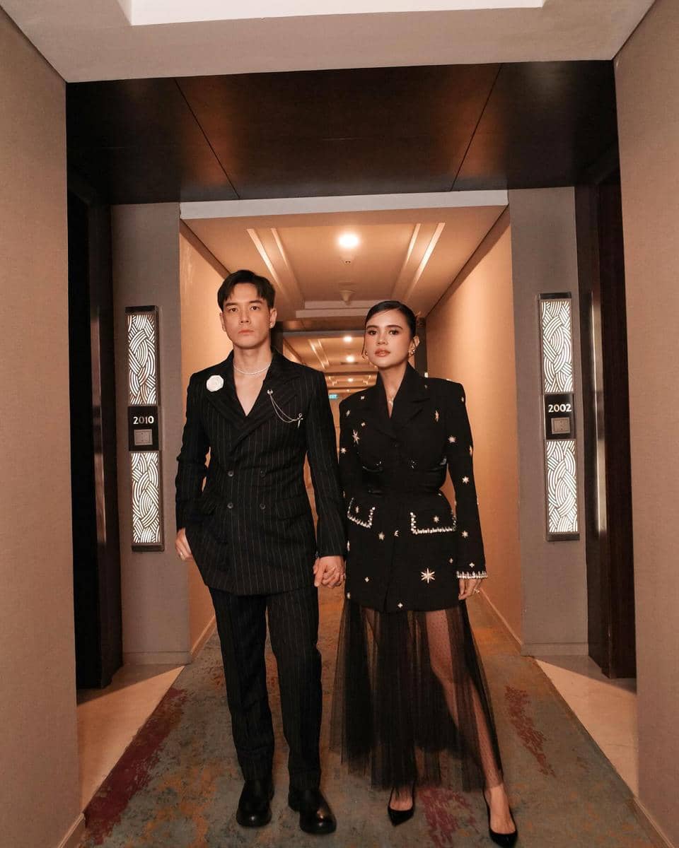 Audi Marissa dan Anthony Xie berpose bersama sambil tersenyum dalam potret yang diunggah di akun Instagram.