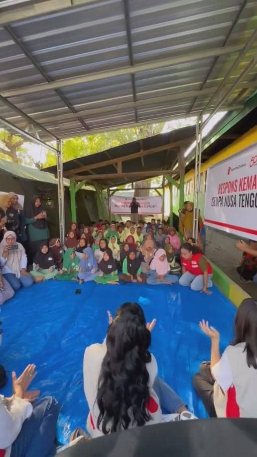 Kris Dayanti dan Yuni Shara berpose bersama warga dalam kunjungan mereka ke Nusa Tenggara Timur.