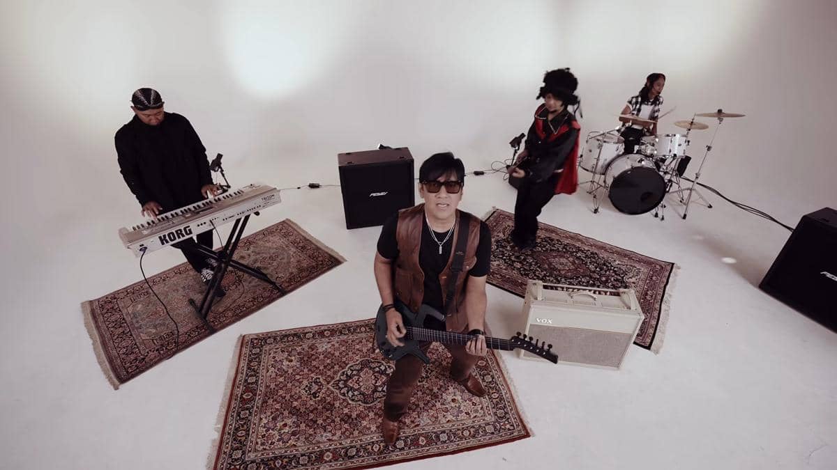Cuplikan video musik "Pertama Kali" karya Andre Taulany dari kanal YouTube Andre Taulany and Friends Official.