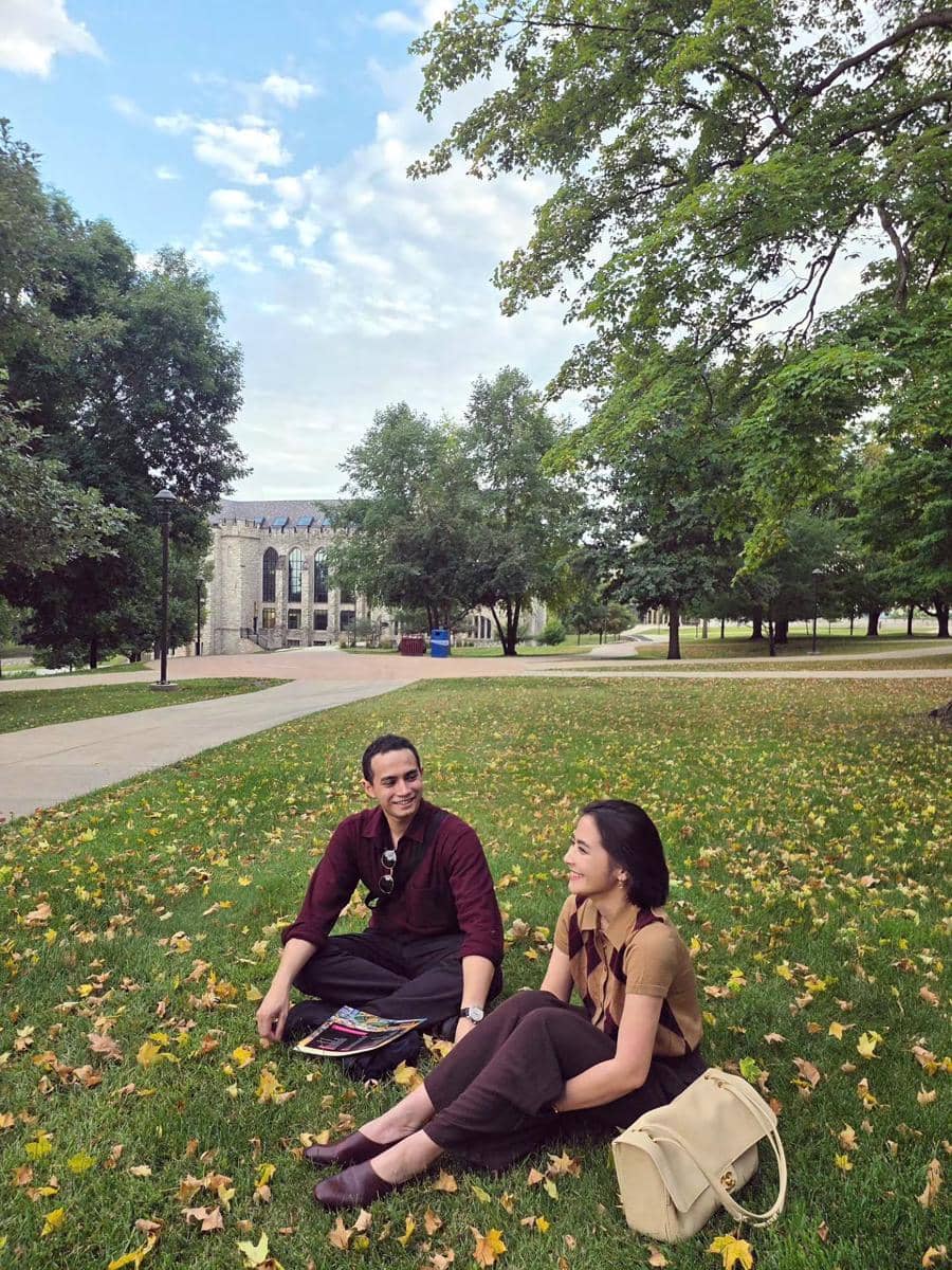 Prilly Latuconsina mengunjungi Kampus Omara Esteghlal di Amerika Serikat dalam unggahan Instagramnya.