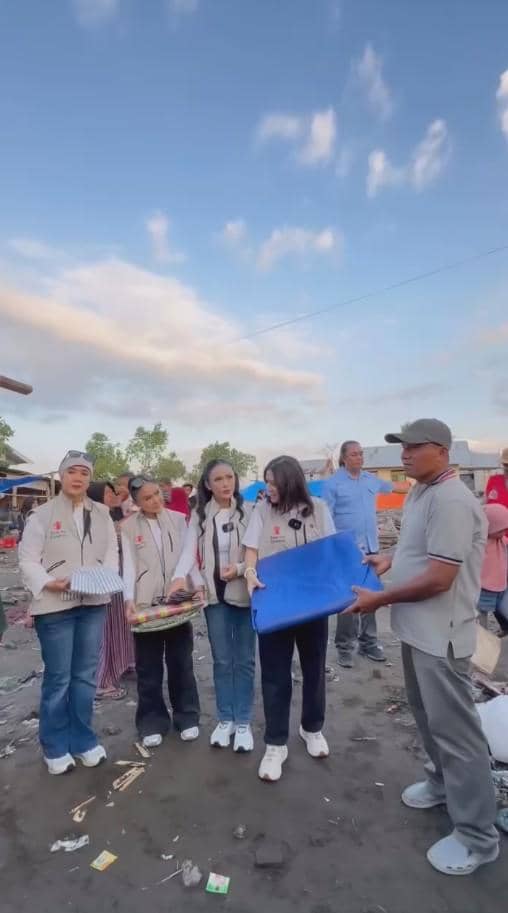Kris Dayanti dan Yuni Shara saat berkunjung ke Nusa Tenggara Timur dalam unggahan akun Instagram.