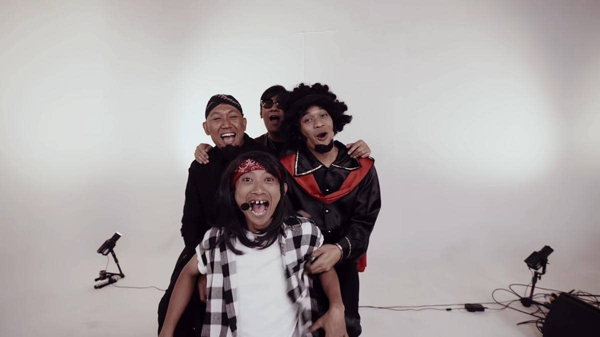Cuplikan video musik lagu “Pertama Kali” oleh Andre Taulany dari kanal YouTube Andre Taulany and Friends Official.