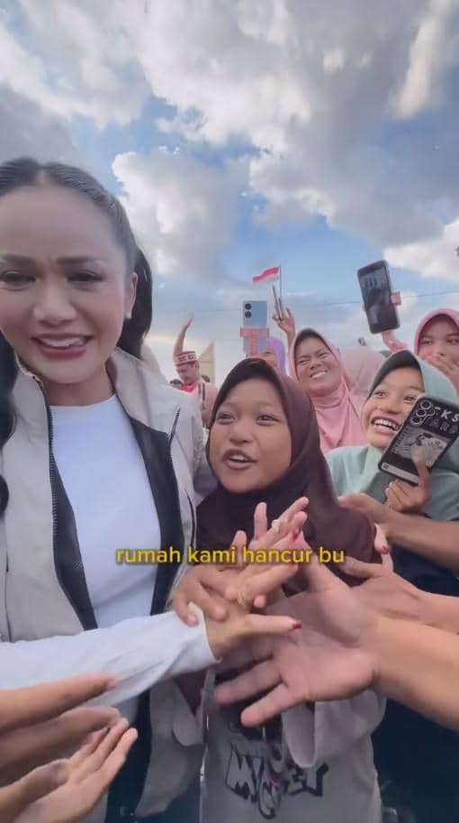 Kris Dayanti dan Yuni Shara berfoto bersama saat berkunjung ke Nusa Tenggara Timur dalam kunjungan mereka.