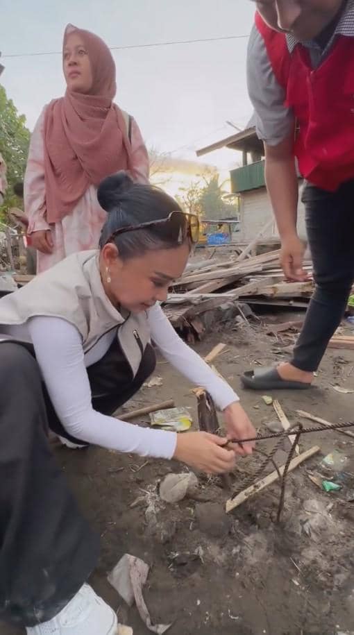 Kris Dayanti dan Yuni Shara berpose bersama warga saat melakukan kunjungan ke Nusa Tenggara Timur.