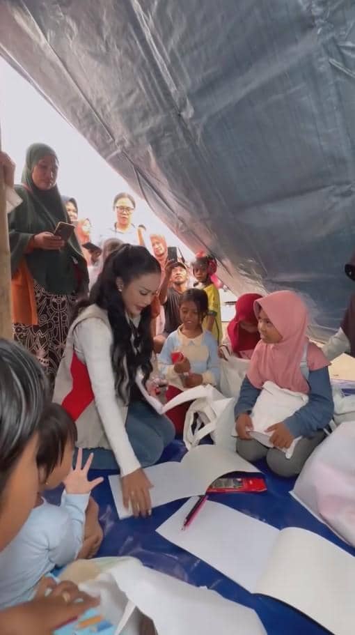 Kris Dayanti dan Yuni Shara berkunjung ke Nusa Tenggara Timur dalam unggahan akun Instagram Kris Dayanti.