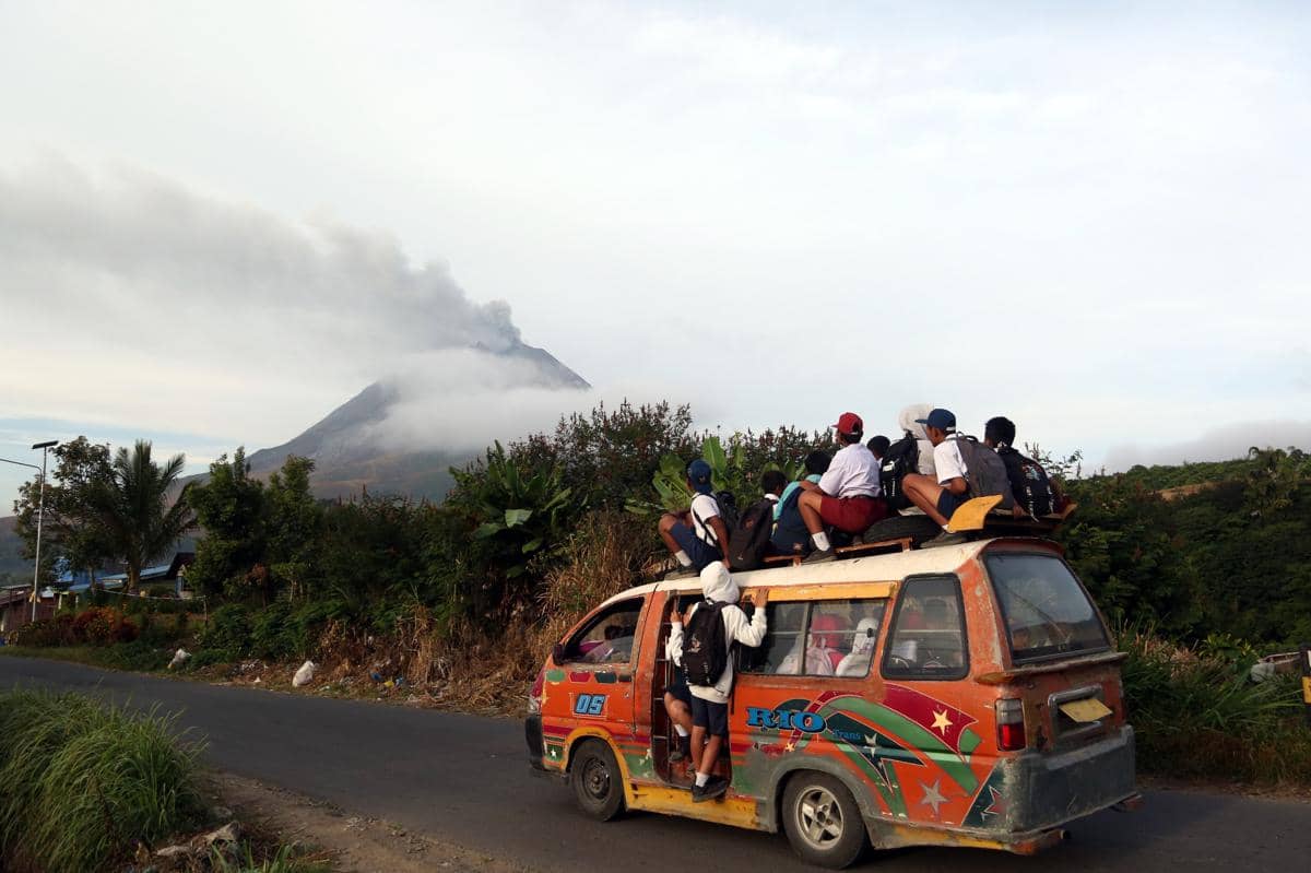 antarafoto-aktivitas-warga-saat-erupsi-gunung-sinabung-1788266417.jpg