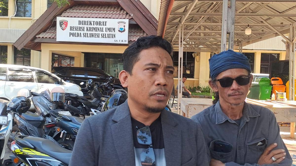 Basri Kajang Bawa 7 Bukti ke Polda Sulsel, Laporkan 19 Anggota DPRD Gowa