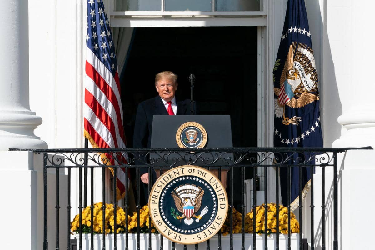 Donald Trump sedang berpidato.