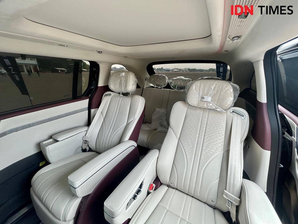 Interior Xpeng X9 memperlihatkan jok baris kedua dan ketiga berlapis kulit berwarna krem dengan kabin luas.