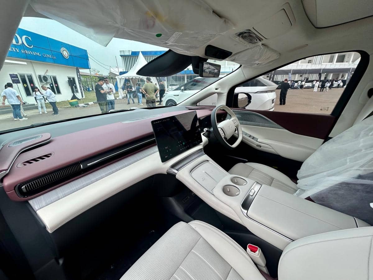 Interior New Xpeng X9 dengan layar digital lebar, setir multifungsi, konsol tengah, dan kabin bernuansa modern.