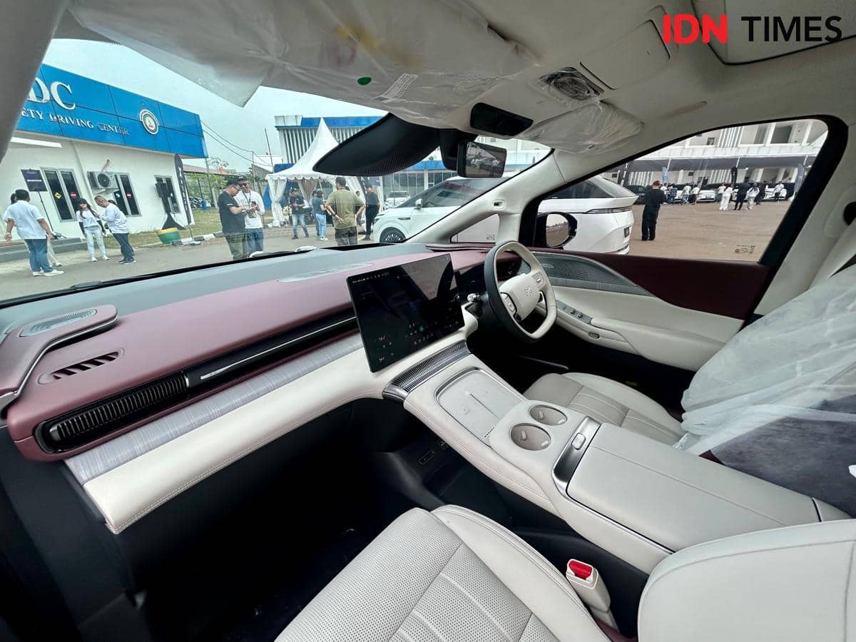 Interior New Xpeng X9 dengan layar digital lebar, setir multifungsi, konsol tengah, dan kabin bernuansa modern.