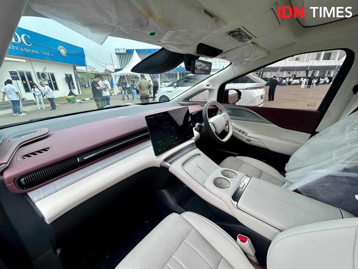 Interior New Xpeng X9 dengan layar digital lebar, setir multifungsi, konsol tengah, dan kabin bernuansa modern.