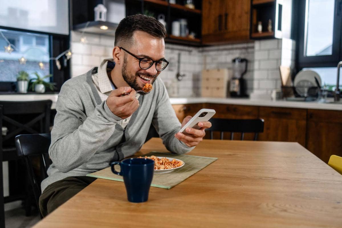 7 Dampak Mengerikan Makan Sambil Scrolling HP Bagi Sistem Pencernaan