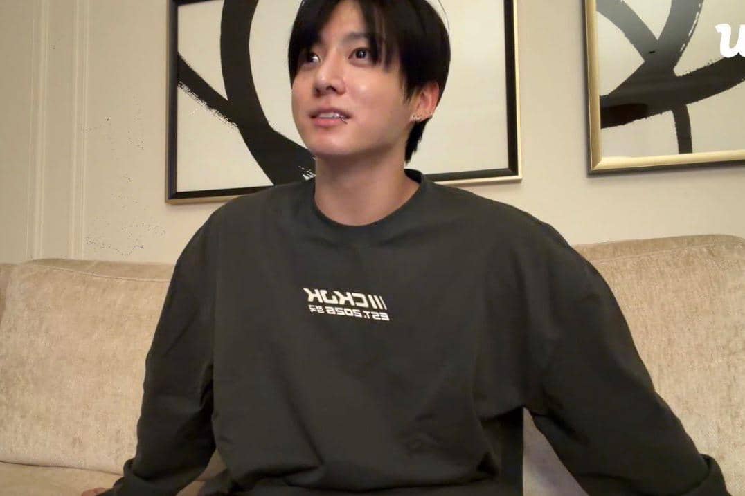 Jungkook dari BTS sedang melakukan siaran langsung melalui platform Weverse dalam dokumentasi resmi BTS