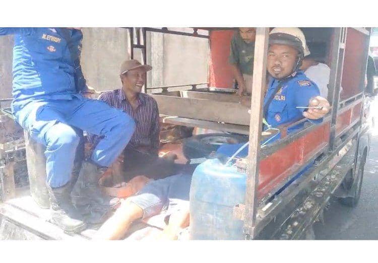 Anggota Satpolairud Polres Manggarai mengevakuasi warga yang menjadi korban gempa susulan di lokasi terdampak.