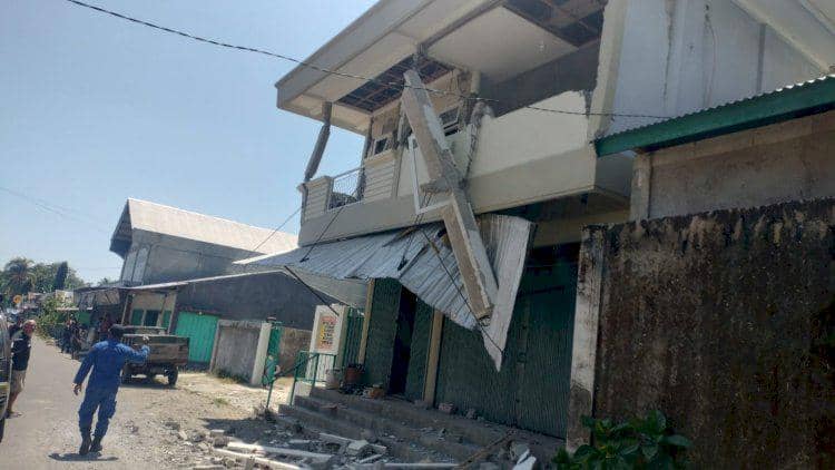 Anggota Satpolairud Polres Manggarai mengevakuasi warga korban gempa susulan di tengah kondisi darurat.
