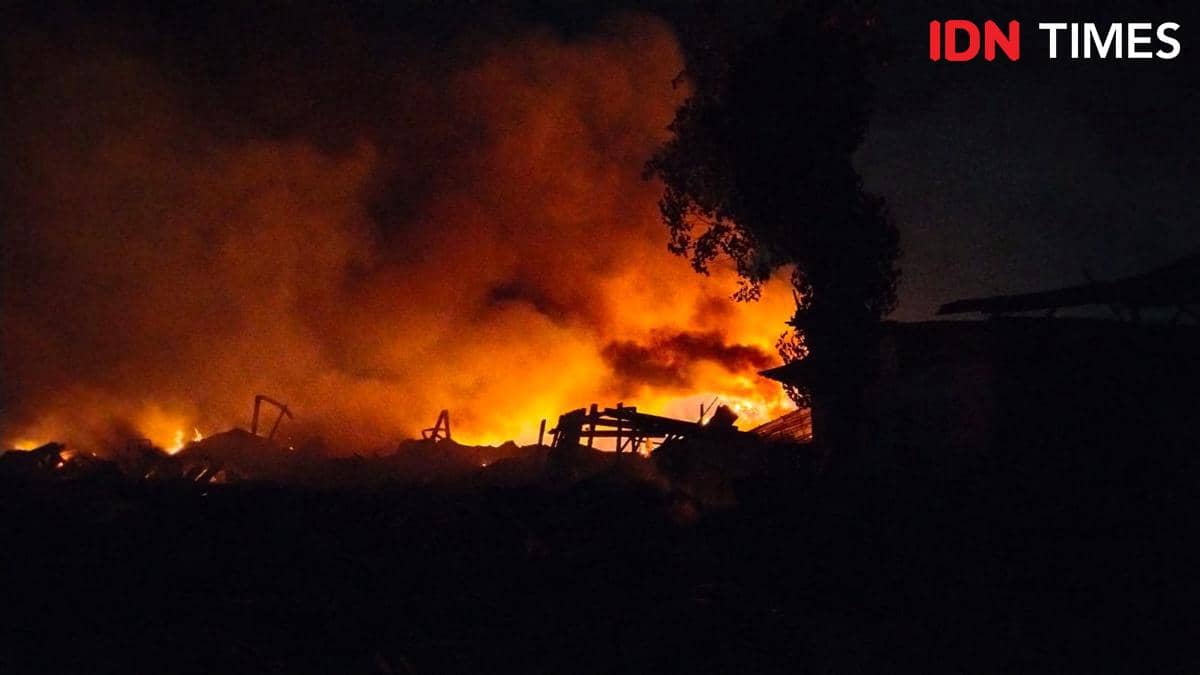 Gudang Rongsokan Terbakar di Denpasar, Belum Padam hingga Dini Hari