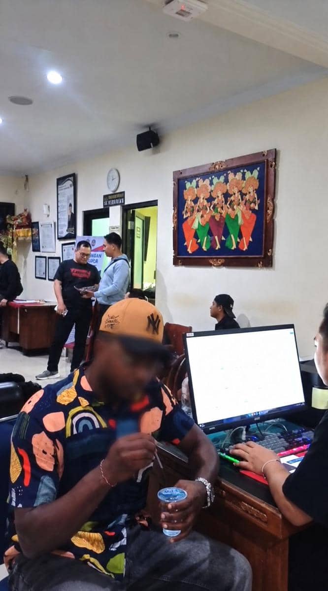 Petugas Imigrasi Denpasar amankan 2 WN Nigeria yang kabur saat pemeriksaan. (Dok. Ditjen Imigrasi)