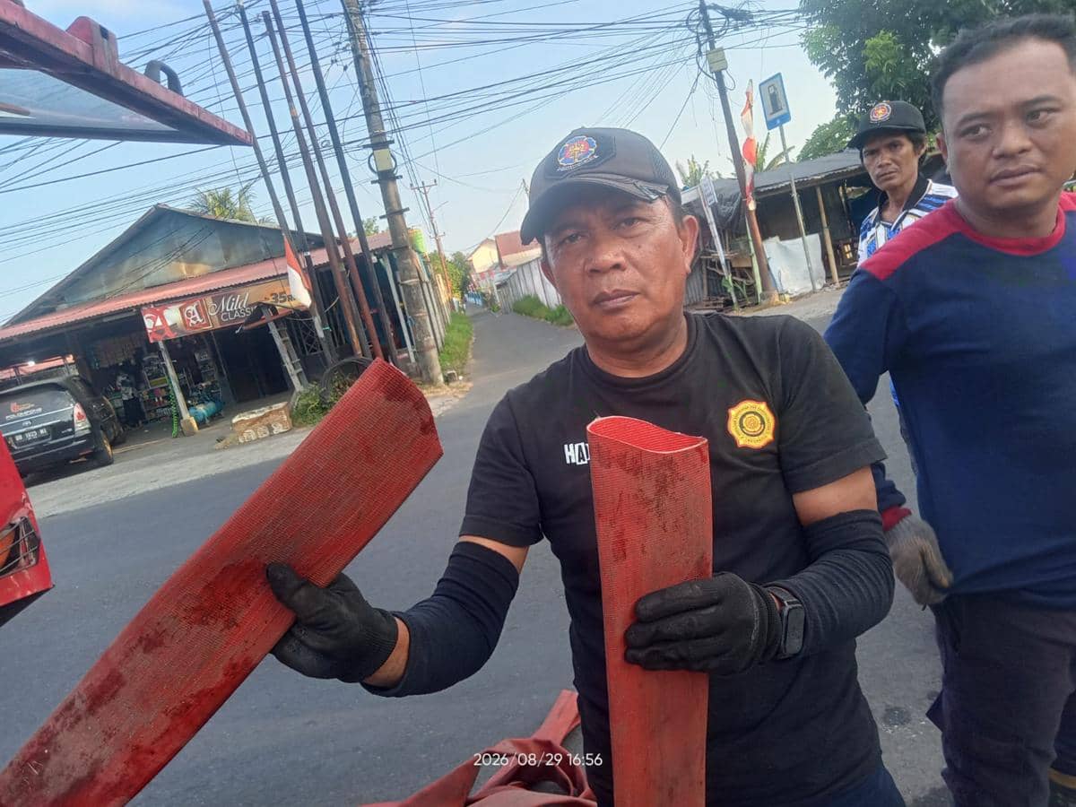 Miris! Selang Damkar Bitung Dipotong saat Padamkan Kebakaran Lahan