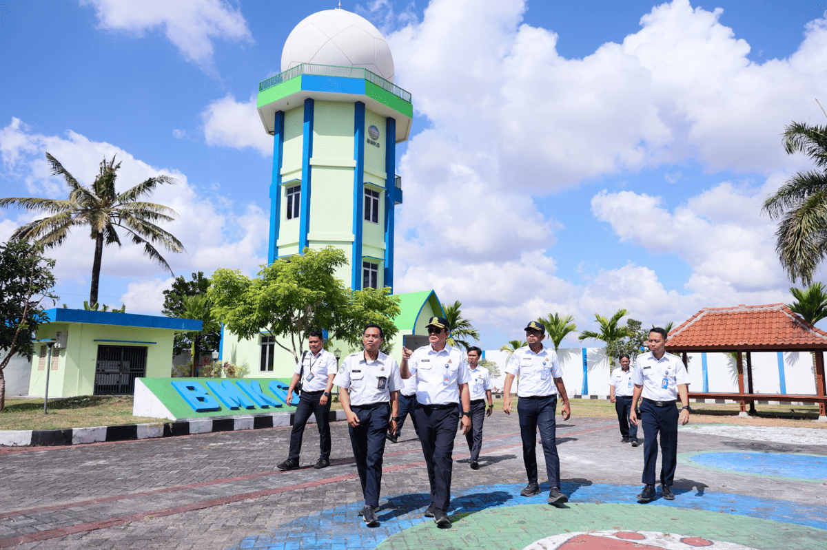 Petugas BMKG