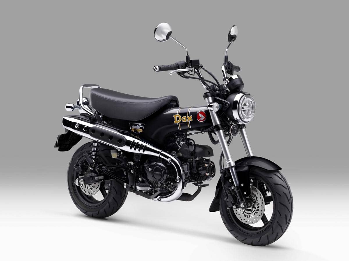 Honda ST125 Dax Pearl Shining Black dengan rangka kompak, jok panjang, roda kecil, dan desain motor bergaya klasik.