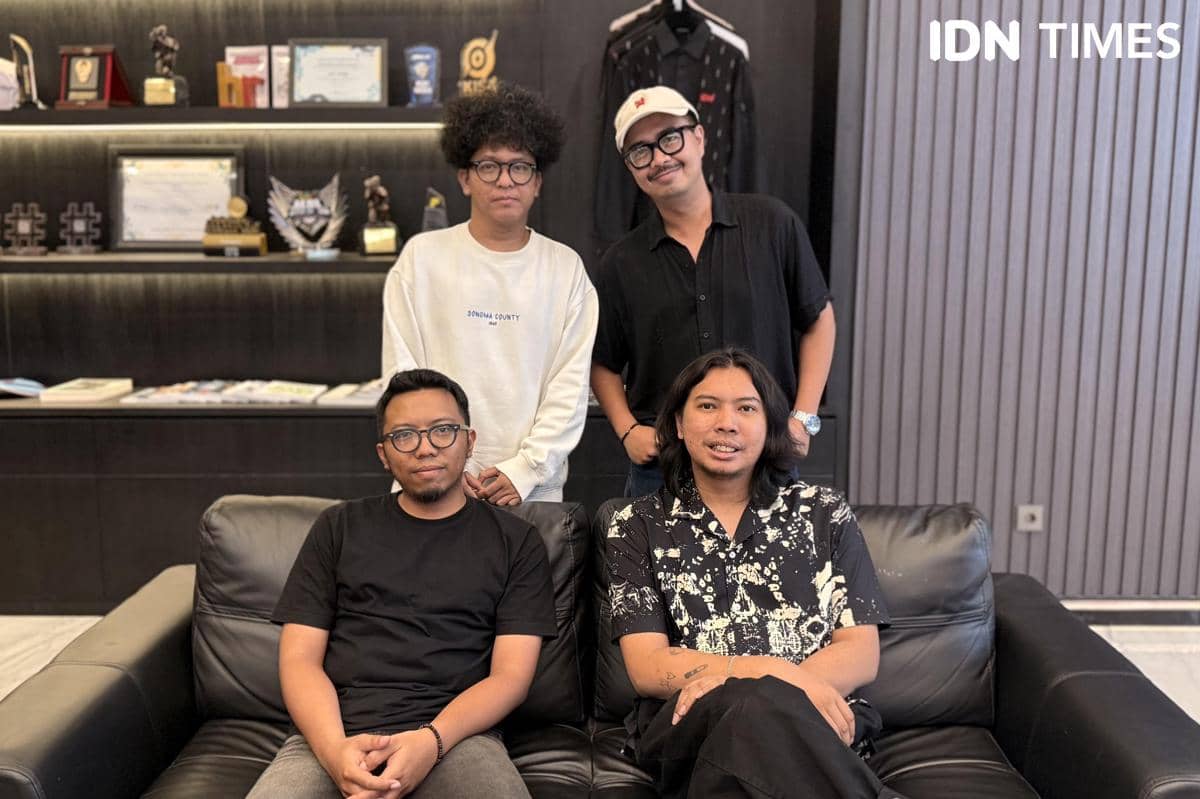 Personel band Good Morning Everyone (GME) berpose bersama dalam sesi pemotretan pada Rabu, 19 Agustus 2026.