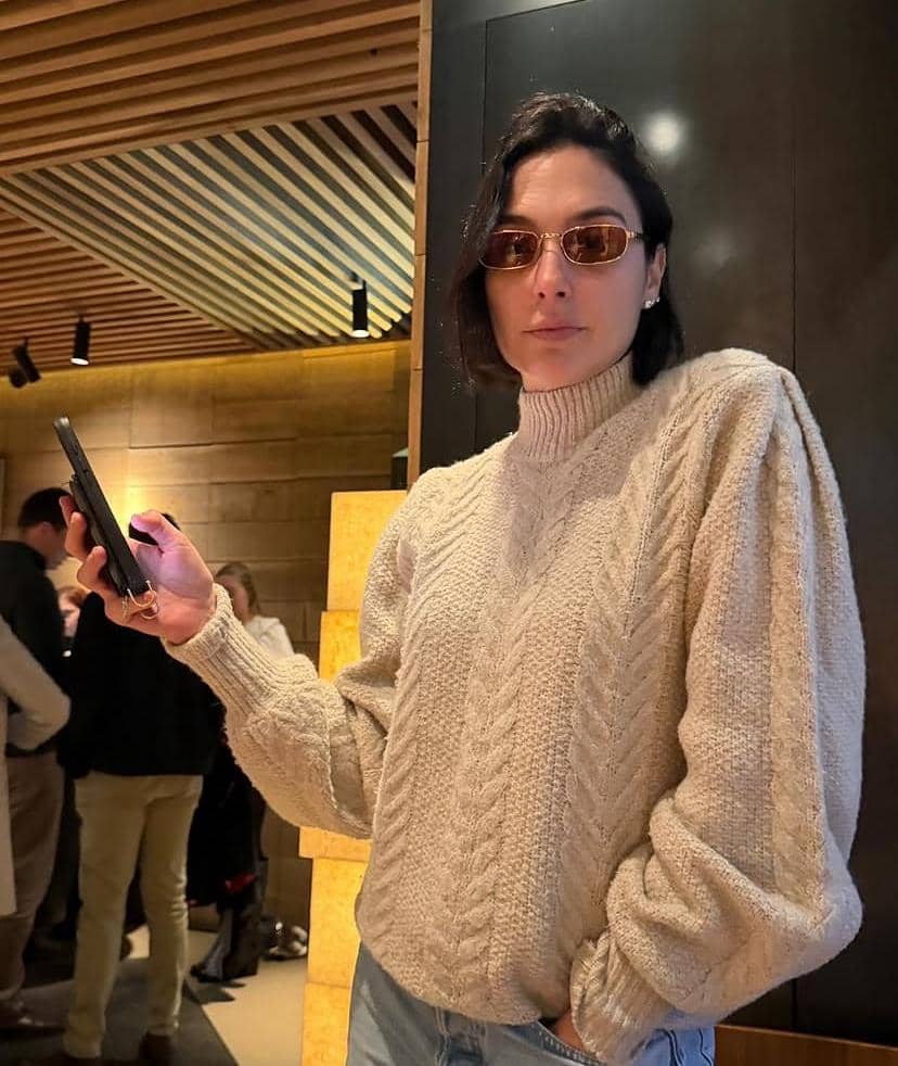 Potret Gal Gadot dalam unggahan di akun Instagram pribadinya, dengan wajah menghadap ke arah kamera.