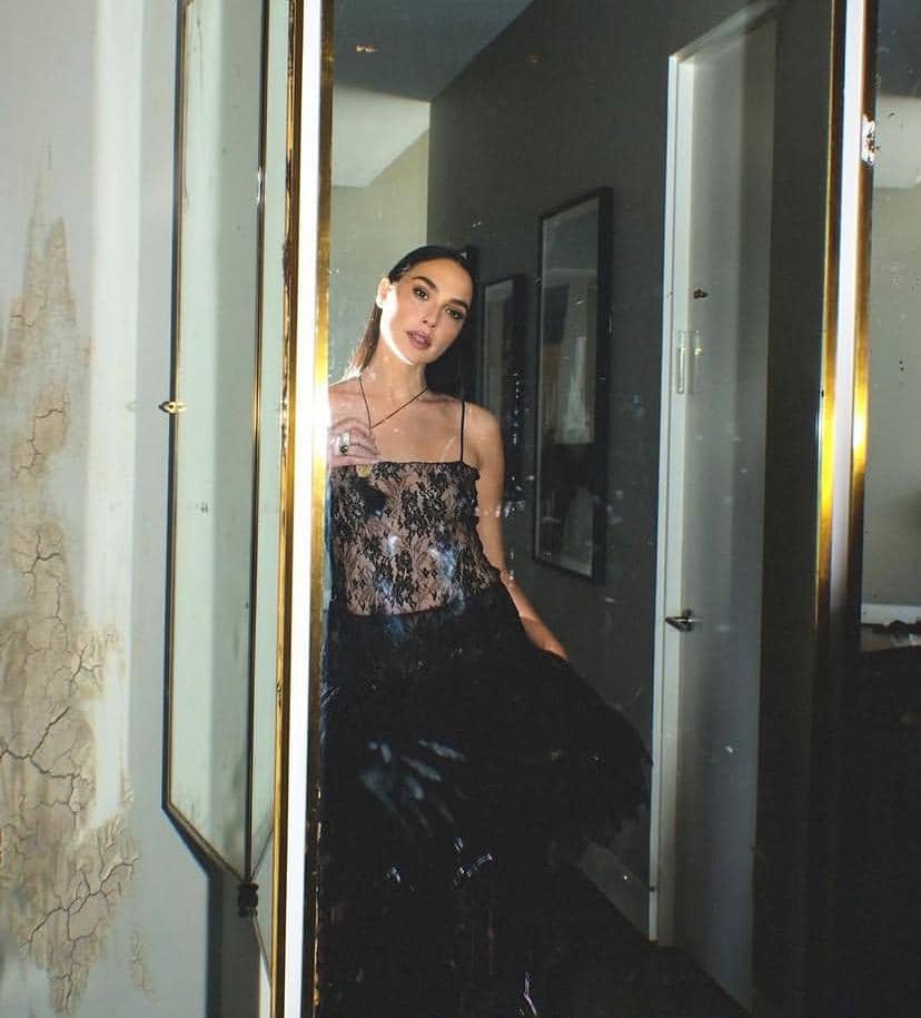 Potret Gal Gadot yang diunggah melalui akun Instagram pribadinya, @gal_gadot, dalam sebuah foto close-up.