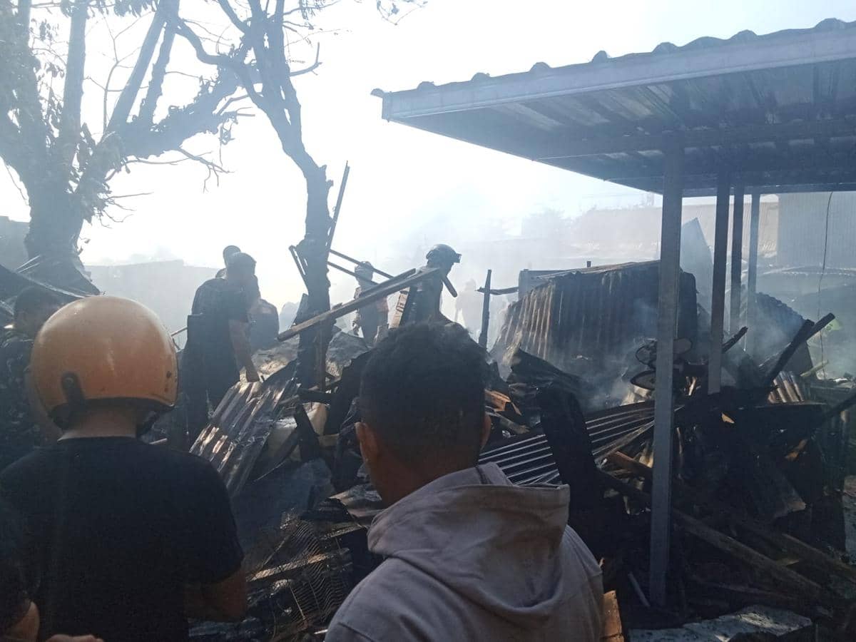 Kebakaran melanda Asrama TNI Mattoanging di Jalan Opu Daeng Risadju, Kecamatan Mamajang, Kota Makassar, Sulawesi Selatan (Sulsel), Selasa (1