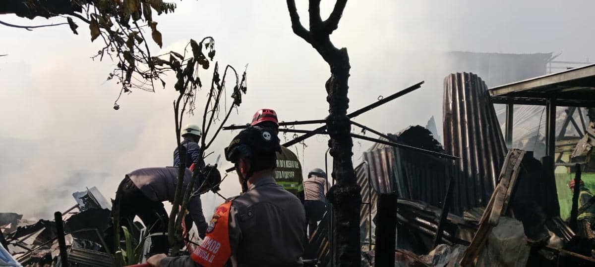Kebakaran melanda Asrama TNI Mattoanging di Jalan Opu Daeng Risadju, Kecamatan Mamajang, Kota Makassar, Sulawesi Selatan (Sulsel), Selasa (1