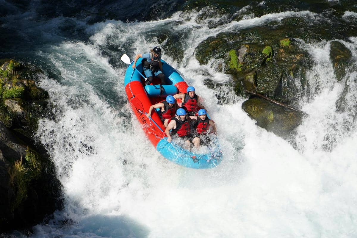 ilustrasi arung jeram