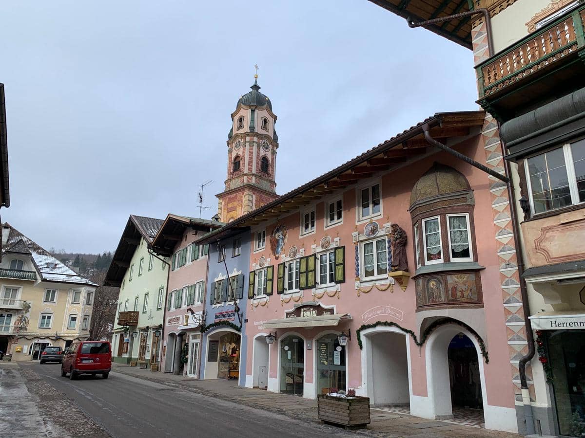 Rumah-rumah di kota Mittenwald dihiasi dengan lukisan indah