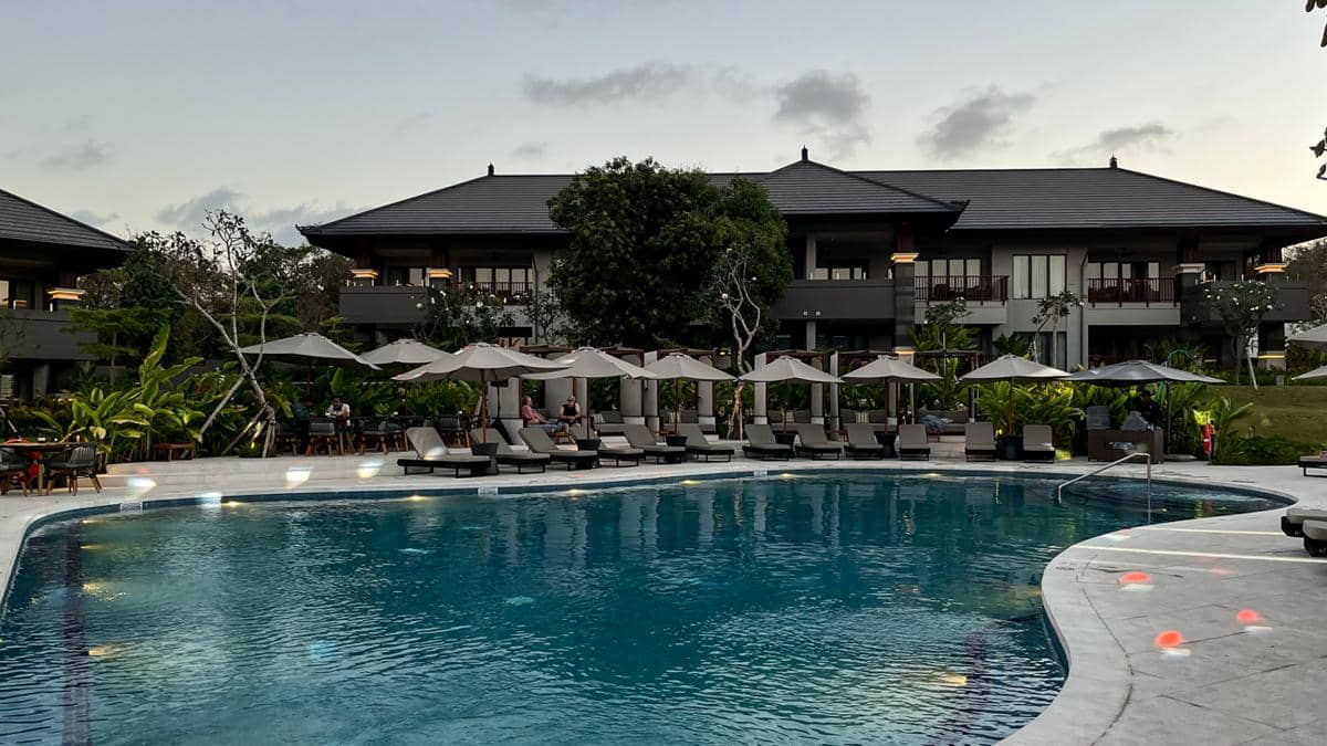 spot santai Cascayu Bar di tepi kolam renang