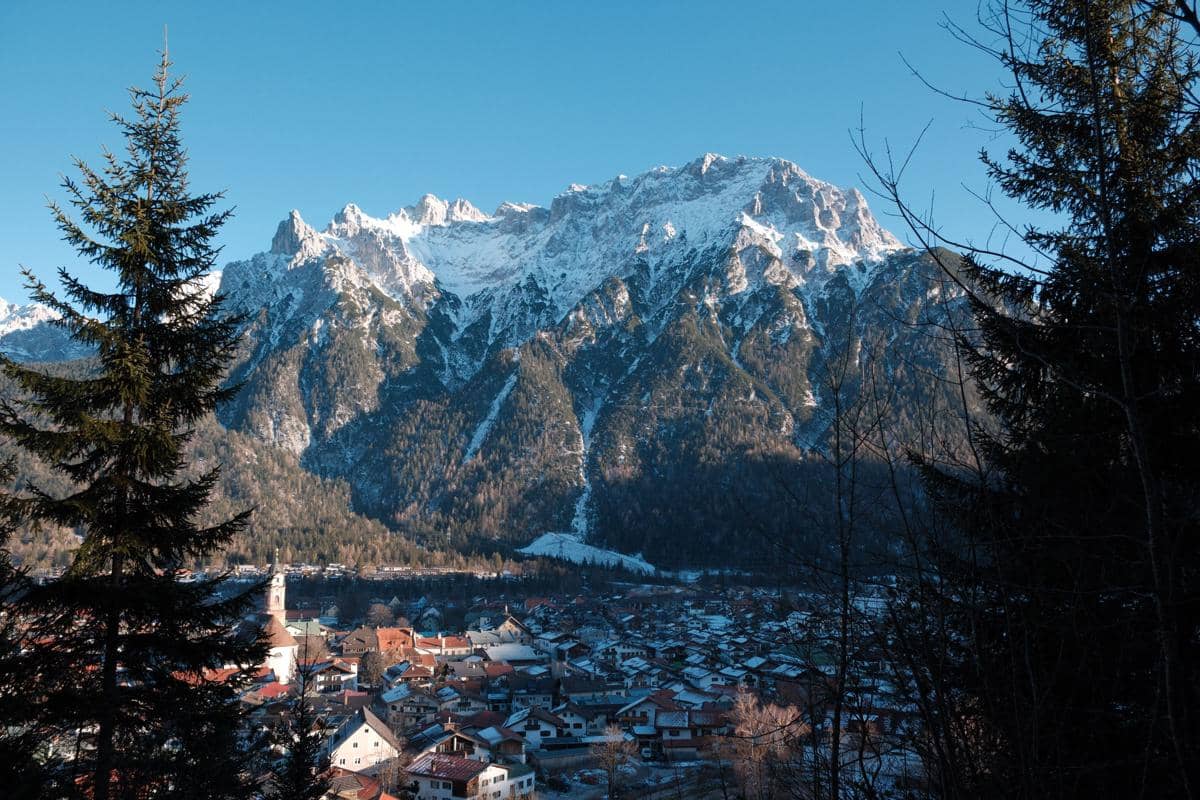 Gunung Karwendel menjadi panorama mencolok di Mittenwald