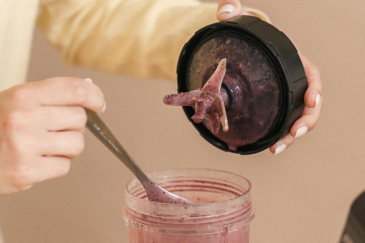 Pisau blender berbahan logam dengan bilah tajam sebagai ilustrasi komponen penghalus bahan makanan