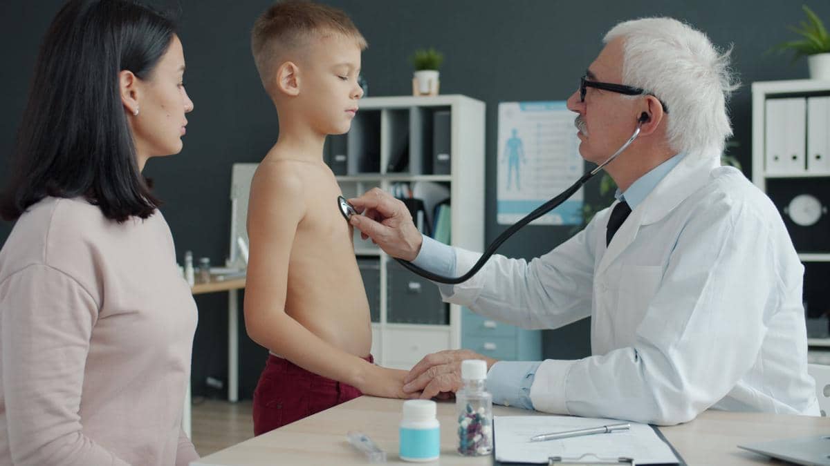 Ilustrasi dokter melakukan pemeriksaan kesehatan lanjutan kepada pasien setelah menjalani pengobatan tuberkulosis.