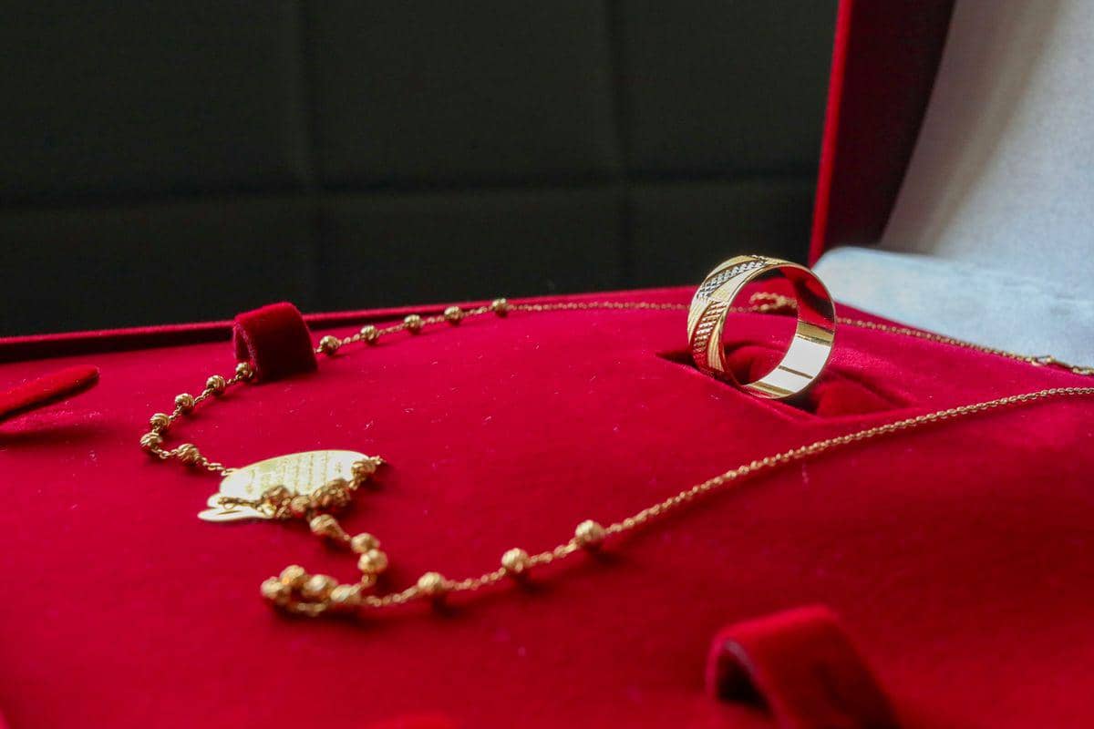 Aneka perhiasan emas, termasuk cincin, gelang, dan kalung, tersusun rapi sebagai ilustrasi koleksi perhiasan.