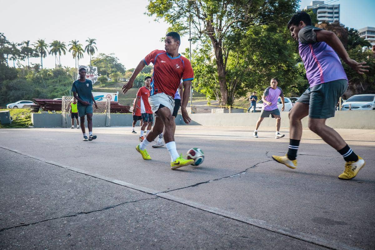 ilustrasi bermain futsal