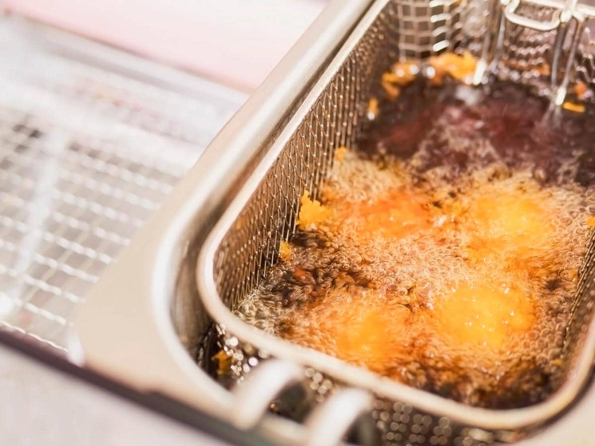 ilustrasi deep frying, minyak goreng, menggoreng, masak