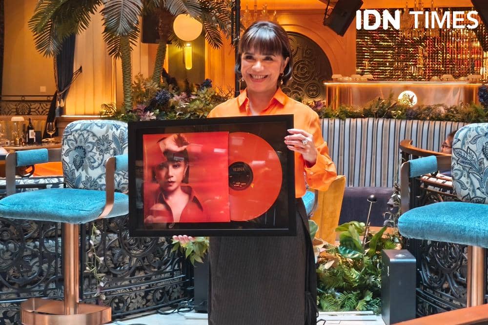Potret Ruth Sahanaya sambil memegang EP-nya dalam bentuk vinyl di press conference, Selasa (1/9/2026) (IDN Times/Juan Dwi)