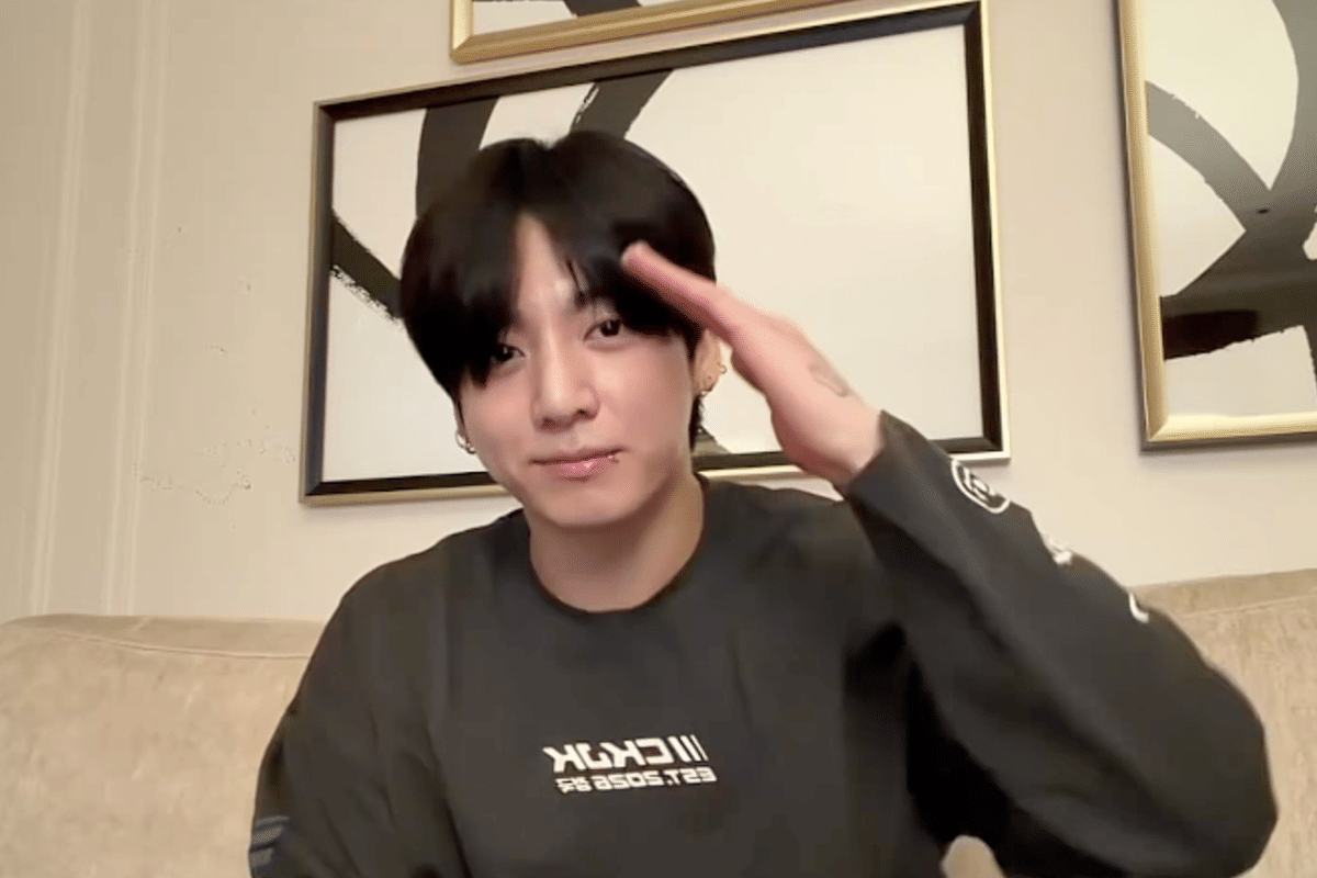 Tangkapan layar siaran Weverse Live menampilkan Jungkook, anggota BTS, dalam sesi siaran langsung di platform Weverse.